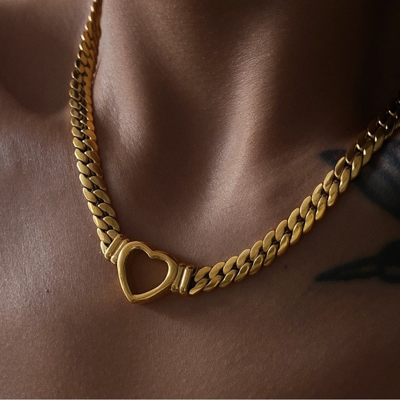 ๐112๐ 18k 'Solid Love' Heart Chain Necklace - Picture 8 of 16